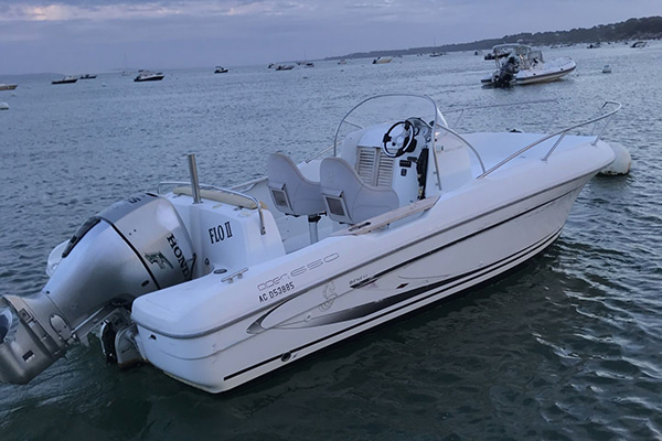 Bateau à moteur Beneteau disponible à la location au Cap Ferret