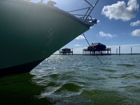 Bateau accosté proche des cabanes tchanquées sur le Bassin d'Arcachon