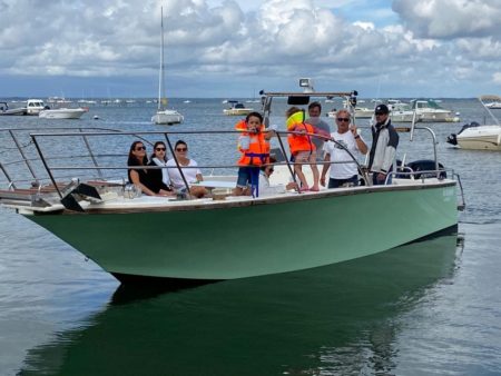 Famille dans le bateau NG Boat lors d'une balade sur la bassin d'Arcachon