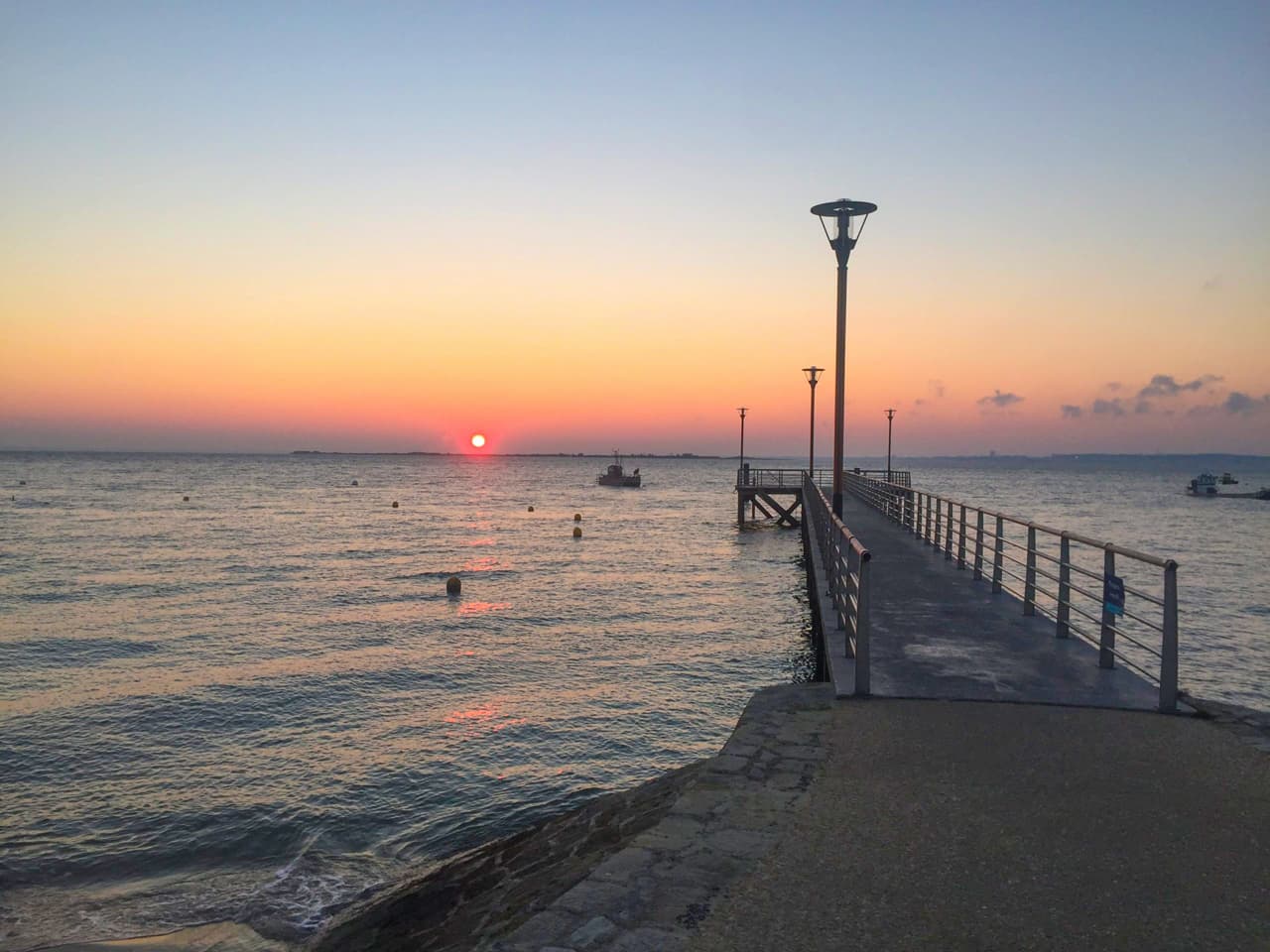 Jetée d'embarquement pour une balade en bateau au lever du soleil depuis le Cap Ferret