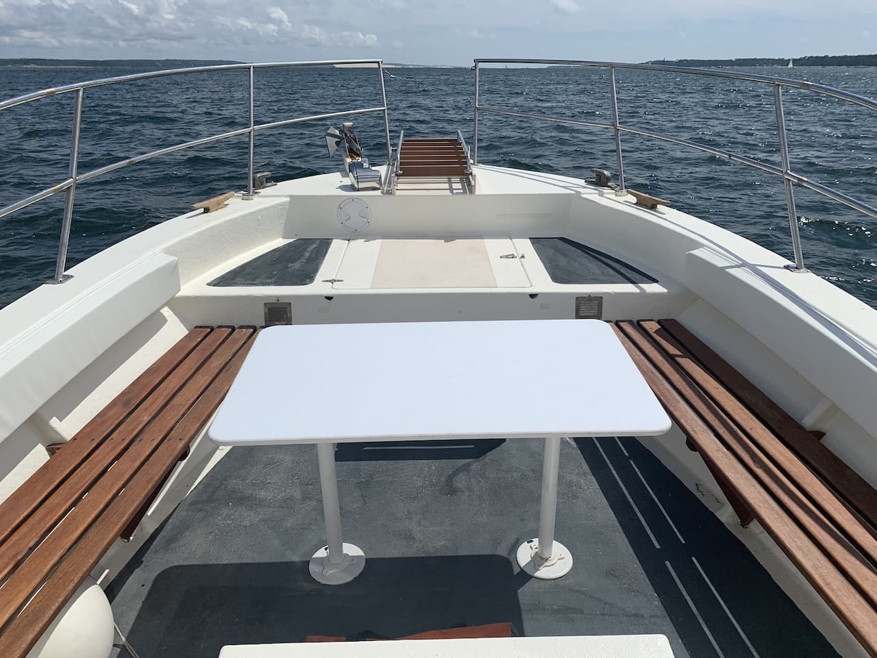 Table de pique nique sur un bateau de location au Cap Ferret
