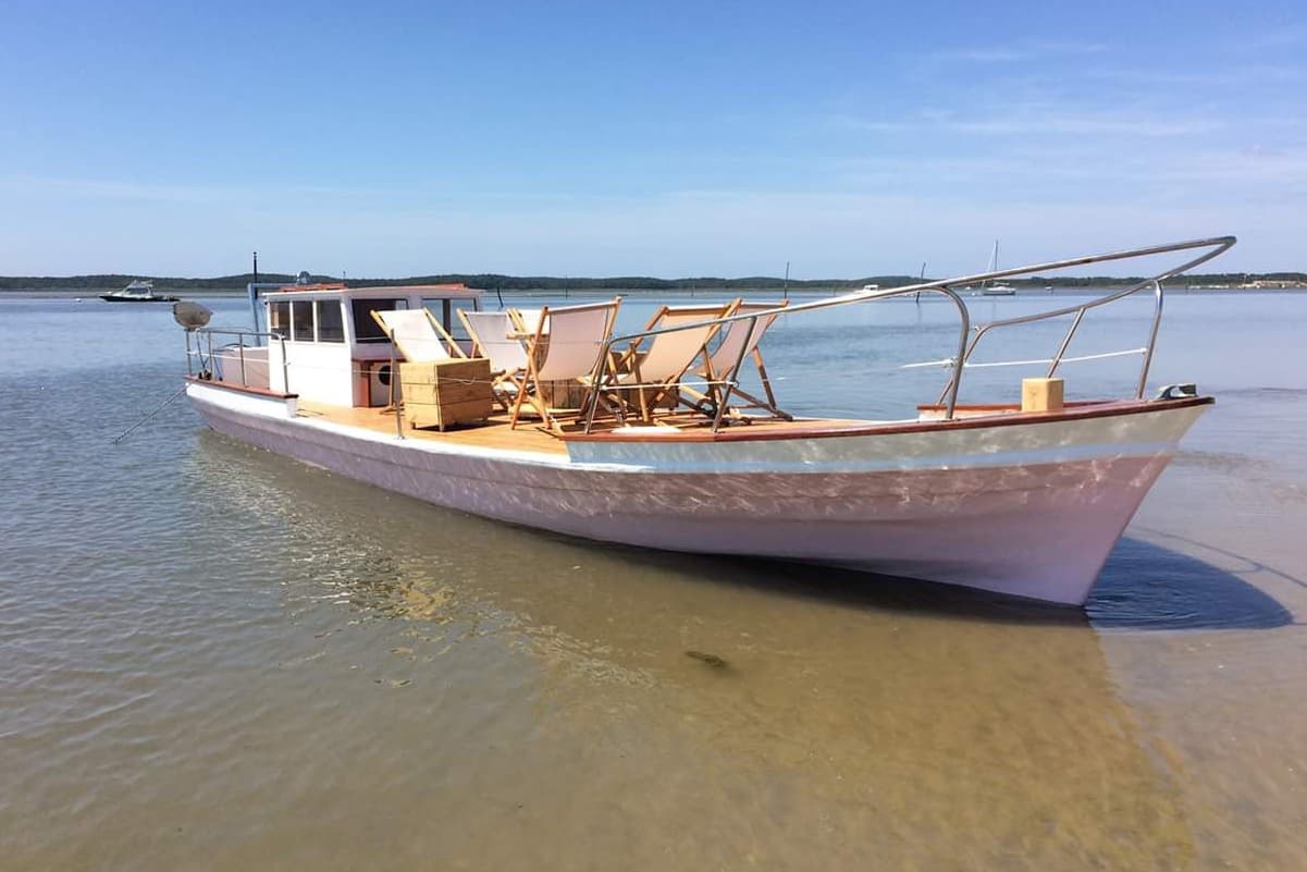 Chaland ostréicole aménagé pour accueillir des touristes en balade depuis le Cap Ferret