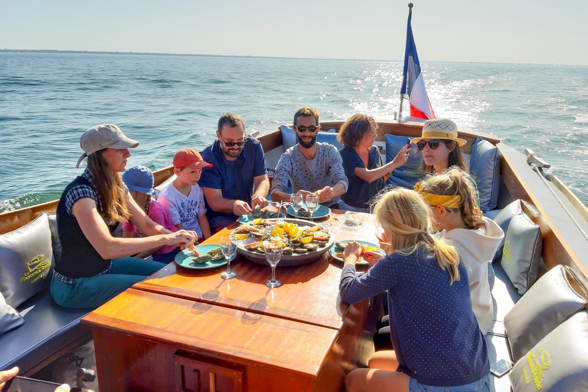 Dégustation d'huitres en famille sur une pinasse depuis le Cap Ferret