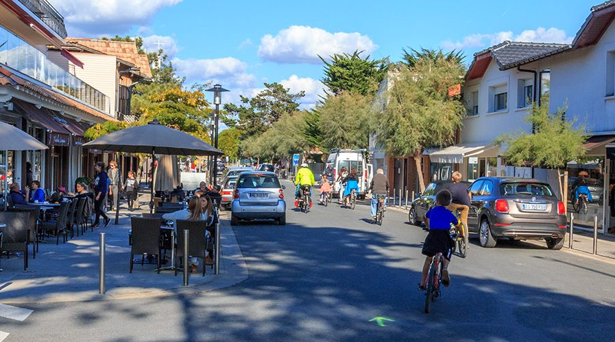 Jeune garçon à vélo dans les rues du Cap Ferret