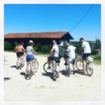 Groupe d'amis lors d'une balade à vélo au Cap Ferret