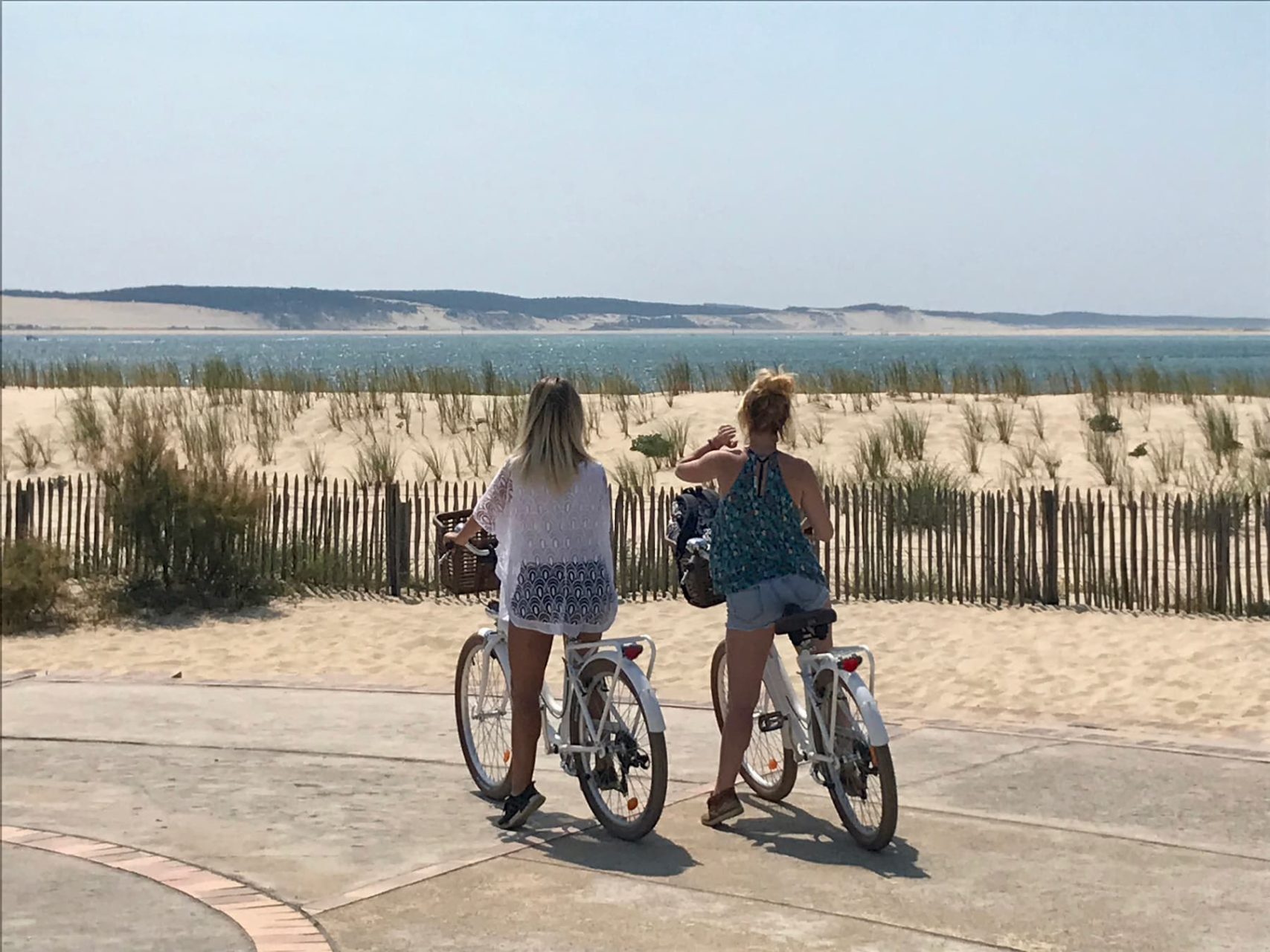 Deux amies contemplent la pointe et la dune du Pilat depuis le Cap Ferret