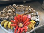 Dégustation d'huitres et fruits de mer à la cabane Chez Guillaume au Cap Ferret