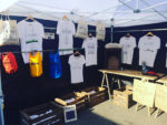Tee-shirts souvenirs du Cap Ferret sur le marché du Cap Ferret