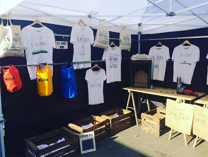 Tee-shirts souvenirs du Cap Ferret sur le marché du Cap Ferret