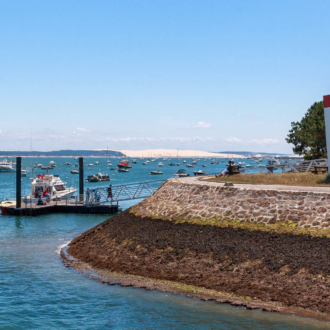 Vue sur la Dune du Pilat depuis l'entrée du Port de La Vigne