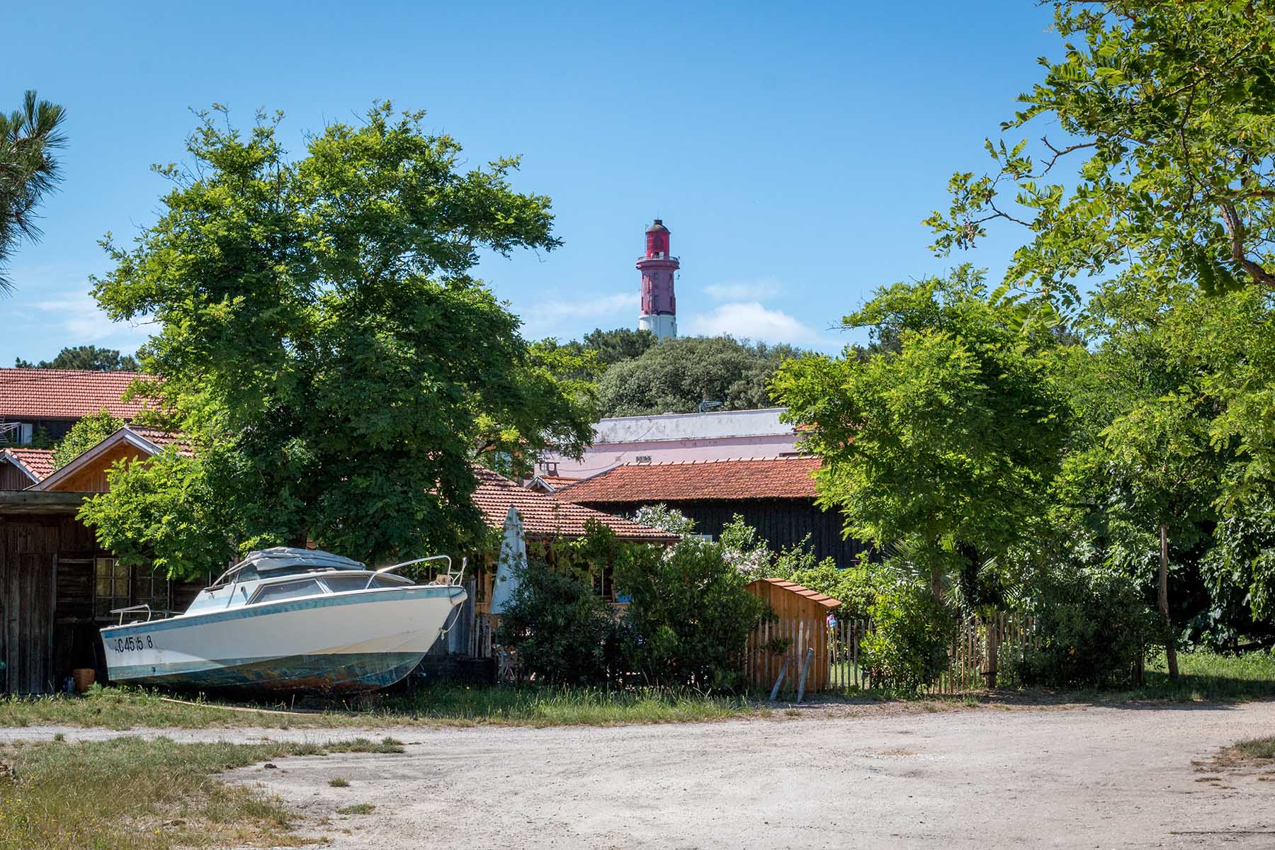 Vue sur le phare depuis le village du Cap Ferret