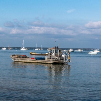 Chaland sur le Bassin d'Arcachon devant le village des Jacquets au Cap ferret