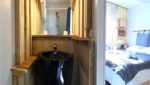 Salle de bain d'une chambre de l'hotel le Caillebotis