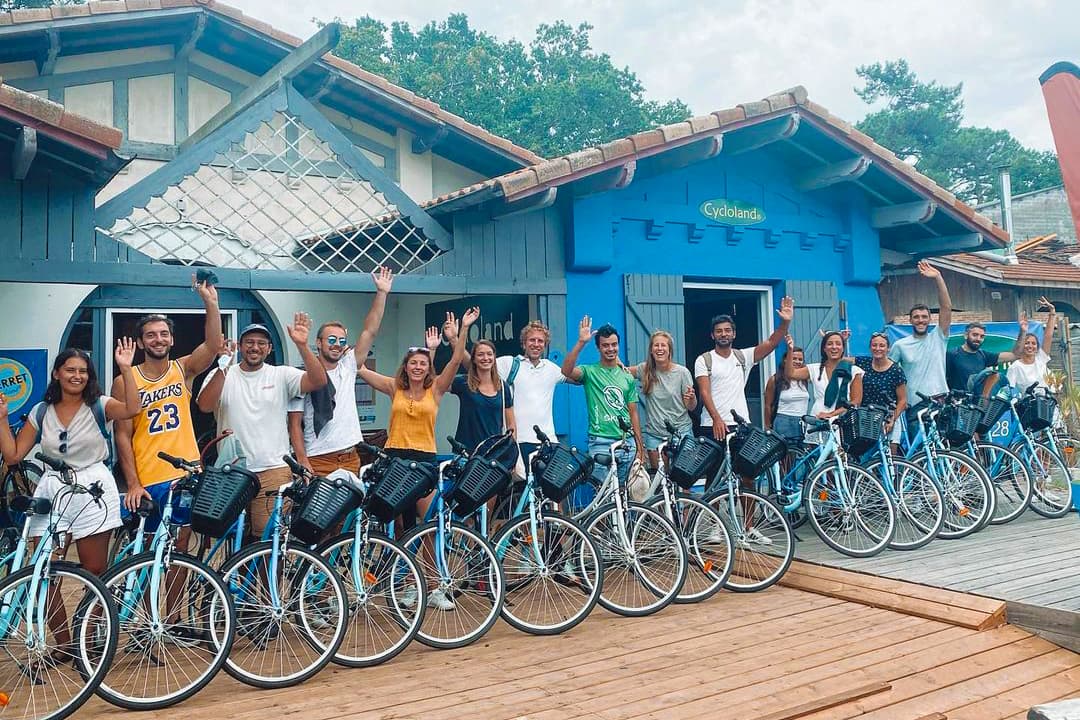Groupe de personnes devant la location de vélos Cycloland à Grand Piquey