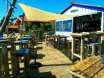 Terrasse de la cabane 171 pour déguster ses huitres en bord de bassin