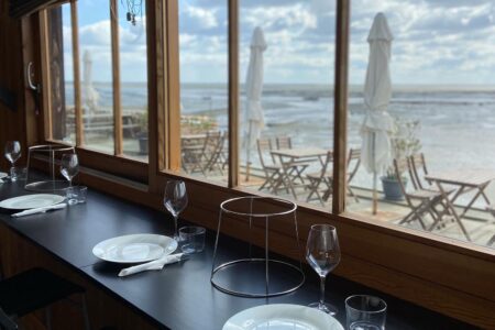 Salle intérieur de la dégustation Le Bout du Monde au Cap Ferret