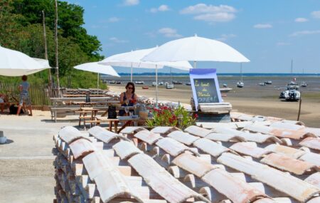 Terrasse du restaurant Le Bout du Monde au village des Jacquets au Cap Ferret