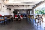 Terrasse du restaurant bar Le Caillebotis au Cap Ferret