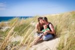 Seance photo de naissance dans les dunes du Cap Ferret