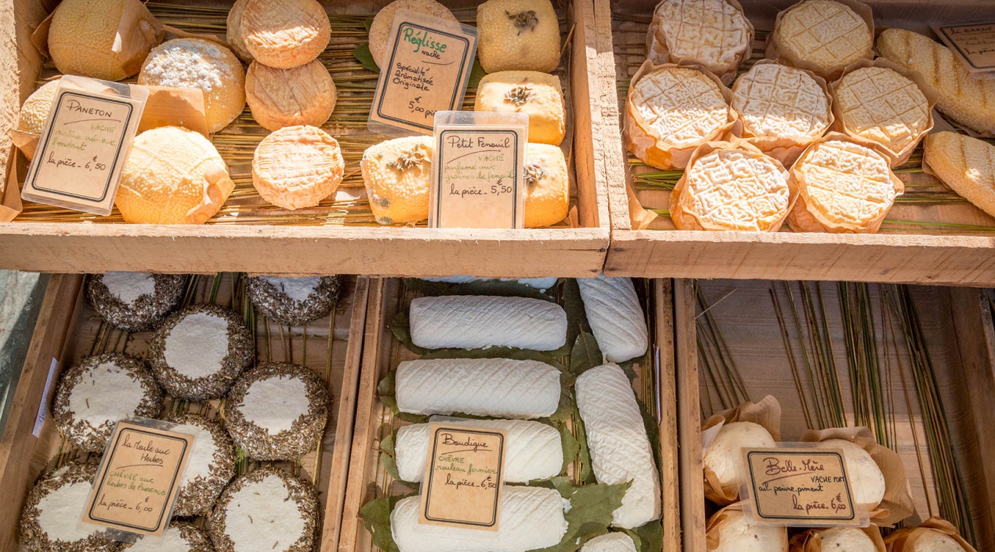 Étalage de fromages sur les marchés du Cap Ferret