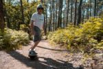 Homme pratiquant le onewheel en pleine nature au Cap Ferret