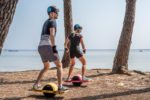 Deux personnes pratiquant une activité insolite au Cap Ferret