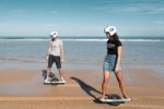 Deux personnes en pleine session Onewheel sur la plage du Cap Ferret