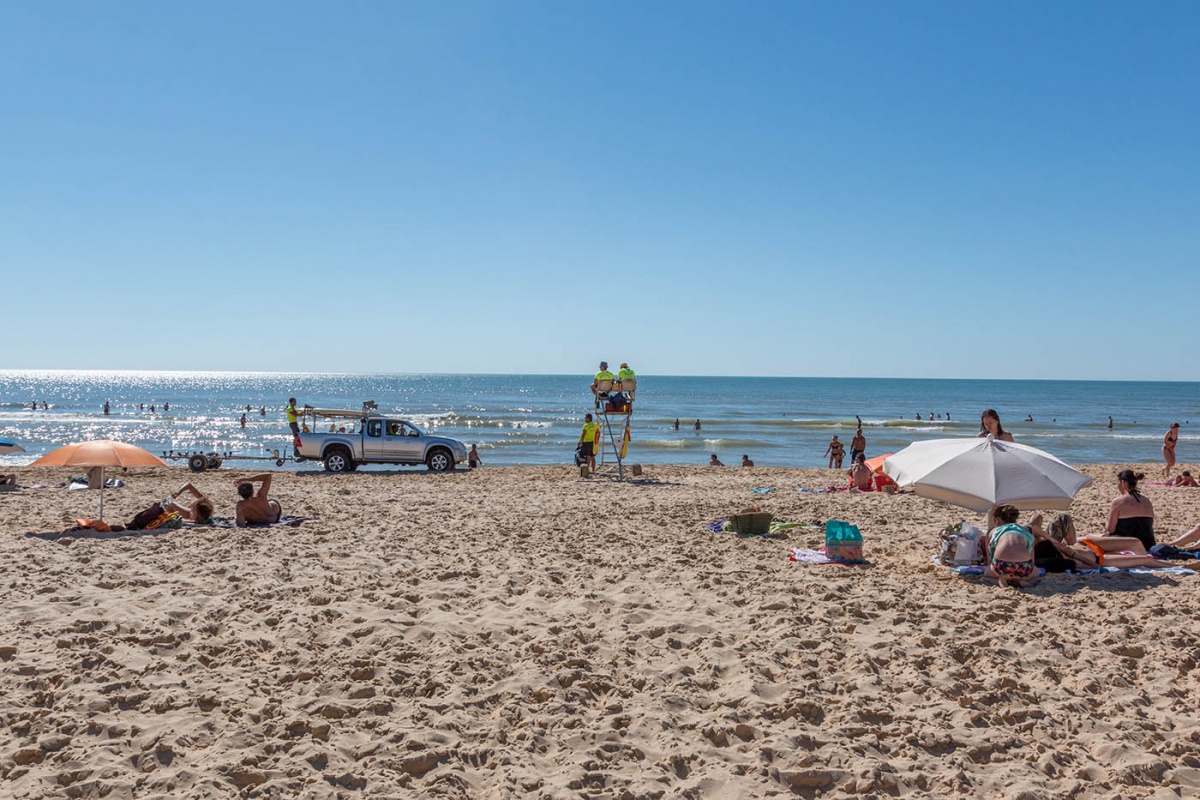 Baignade surveillée par les MNS sur une plage du Cap Ferret