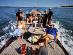 Groupe d'amis en pleine balade en chaland au Cap Ferret