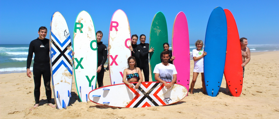 Groupe de stagiaires de l'école de surf Remi's Surf School au Cap Ferret