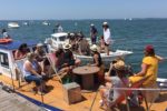 Groupe d'amis profitant d'une balade en chaland sur le Bassin d'Arcachon