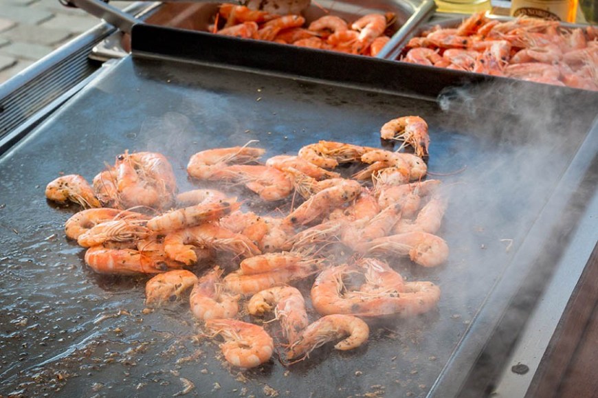 Crevettes en train de cuire sur lune plancha d'un stand du marché du Cap Ferret