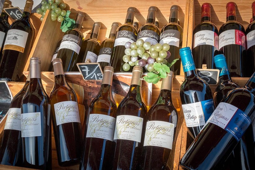 Bouteilles de vin rouge sur un étalage du marché du Cap Ferret