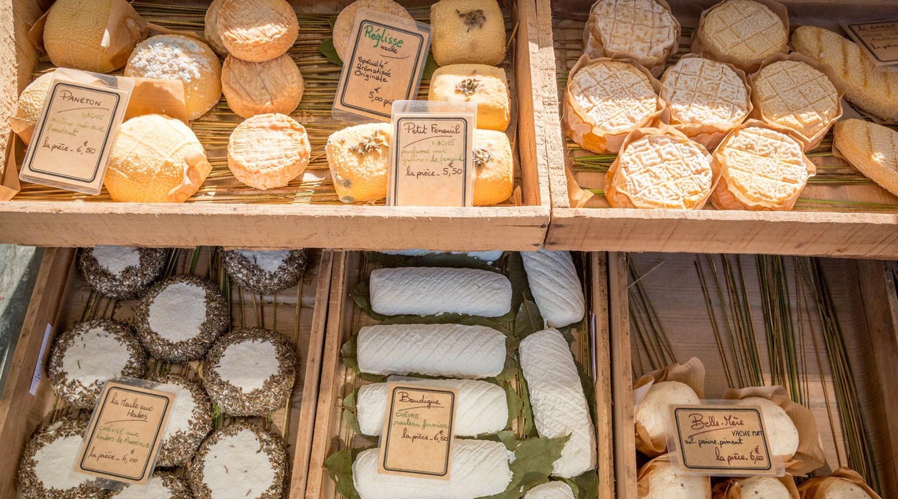 Nombreux fromages exposés sur un stand du marché à Lège Cap Ferret