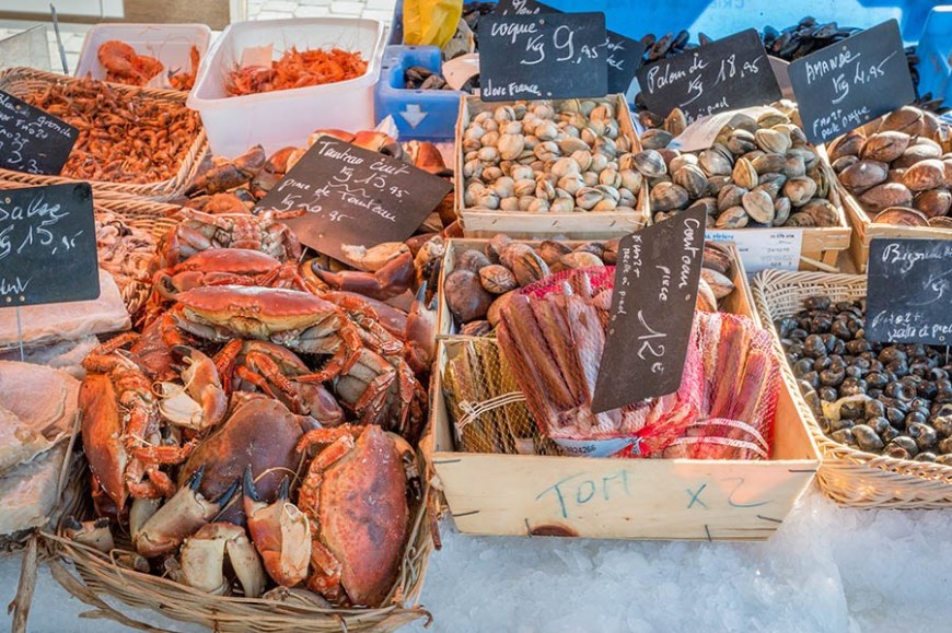 Très bel étalage de fruits de mer d'un poissonnier du marché du Cap Ferret