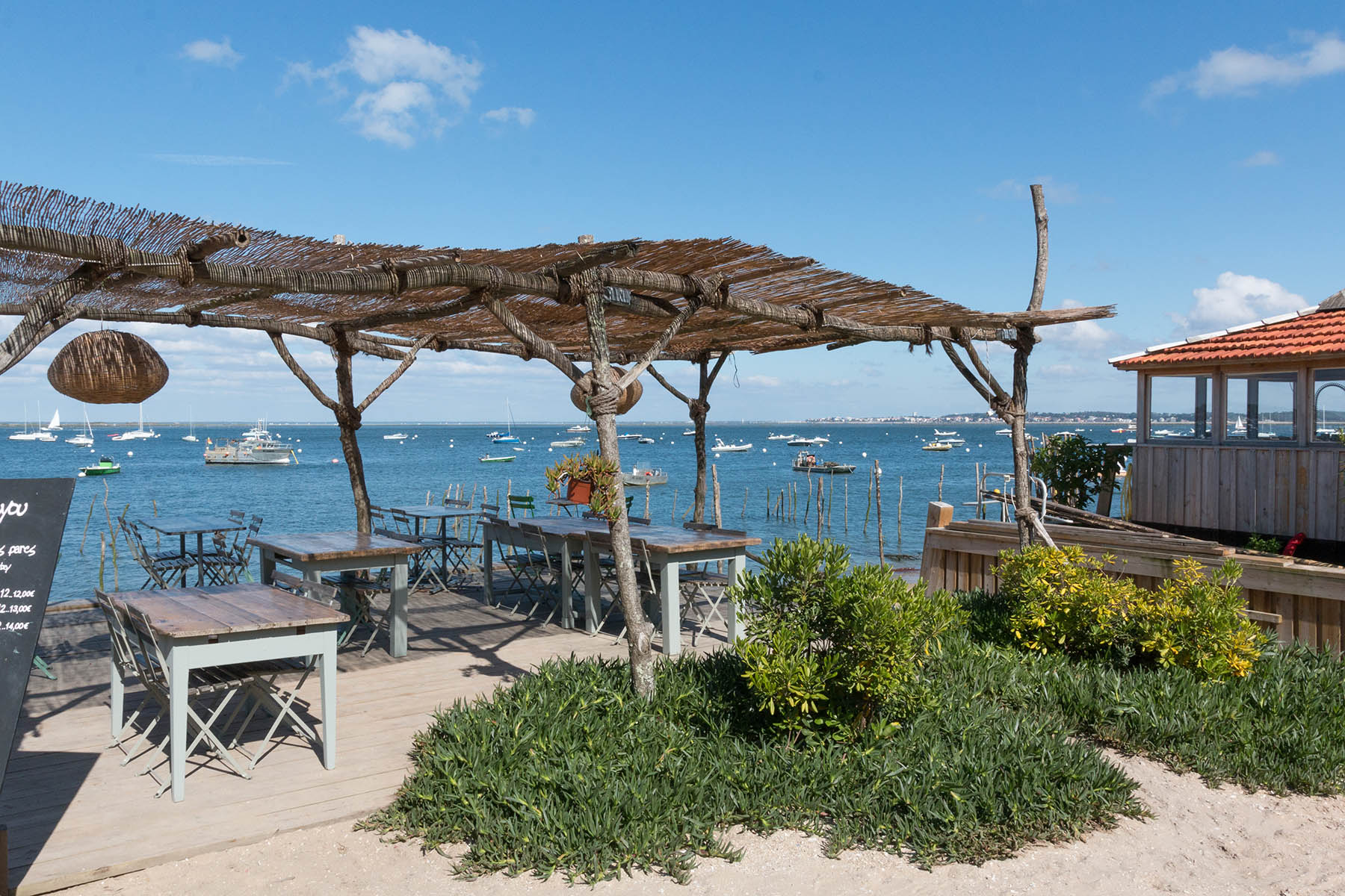 Cabane de degustation d'huitres dans le village de l'Herbe au Cap Ferret