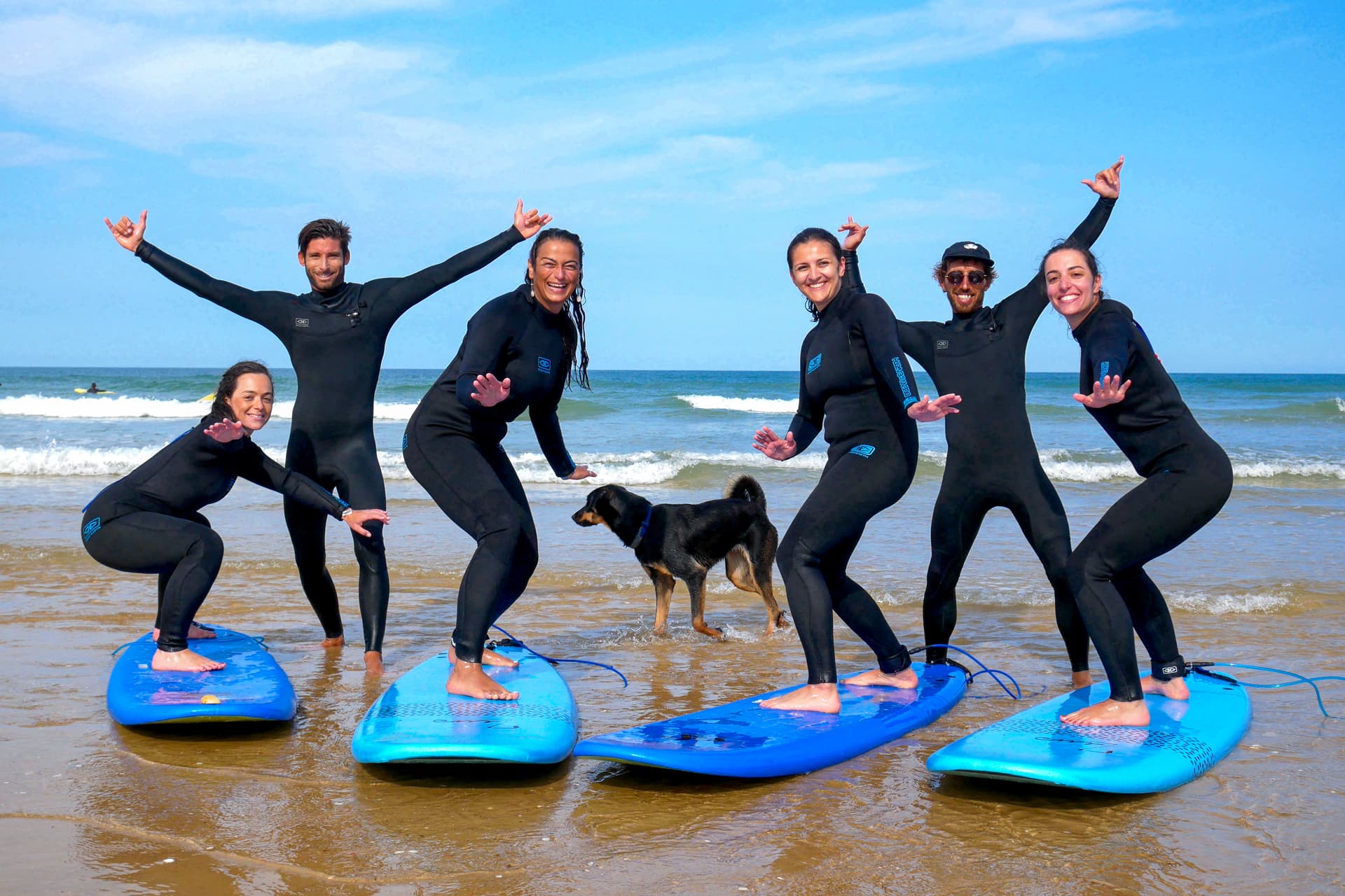 Groupe de filles en plein cours de surf au Cap Ferret