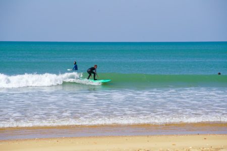 Une apprentie surfeuse sur une belle vague au Cap Ferret